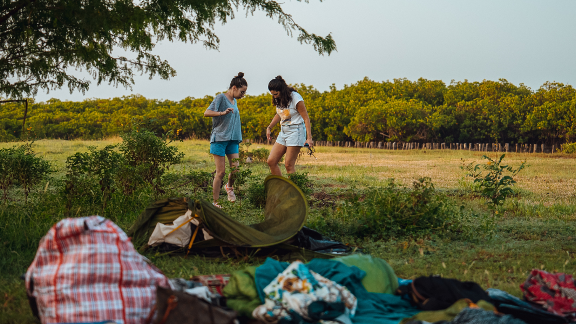 On monte les tentes pour le 1er campement