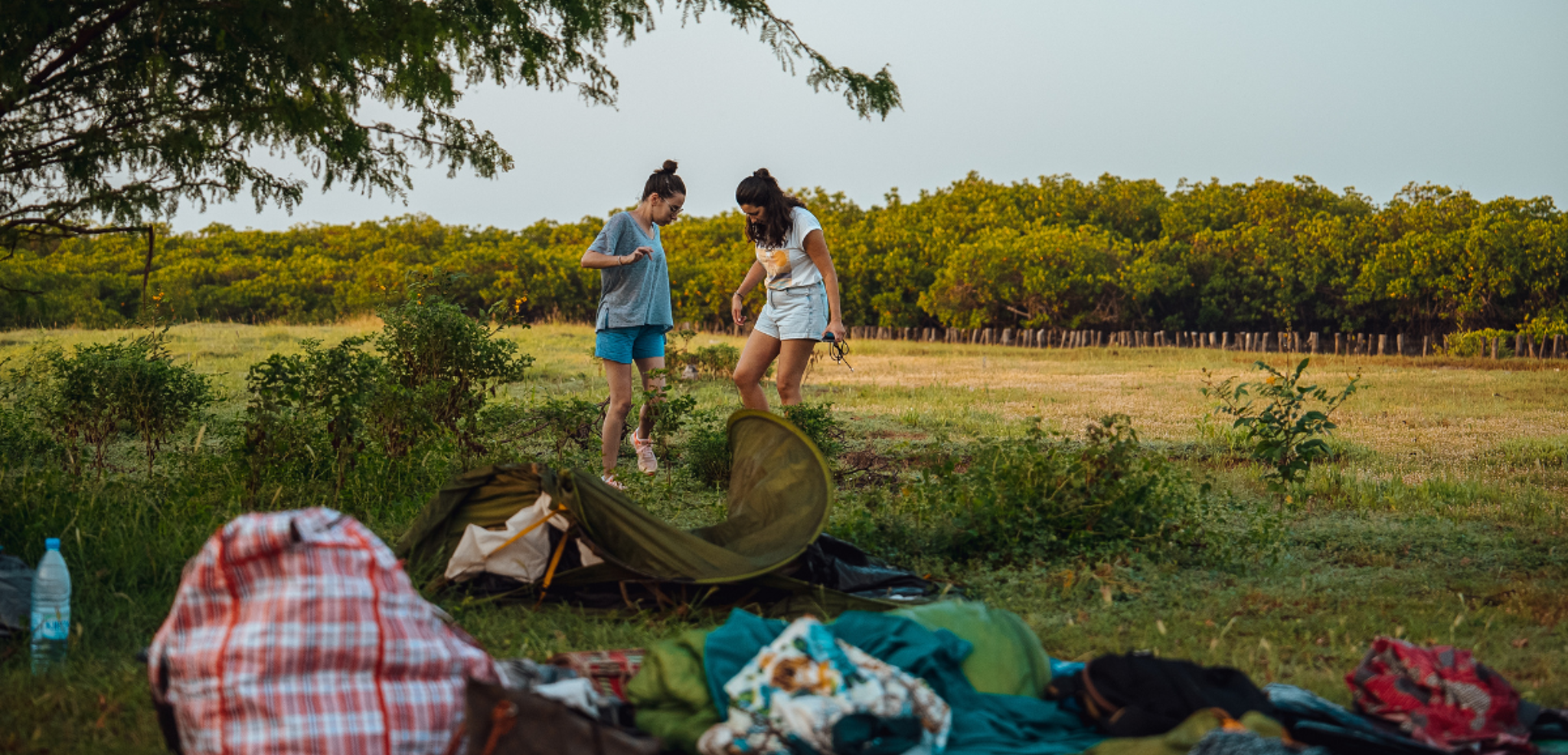 On monte les tentes pour le 1er campement