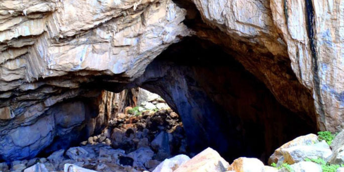 Entre falaises et grottes