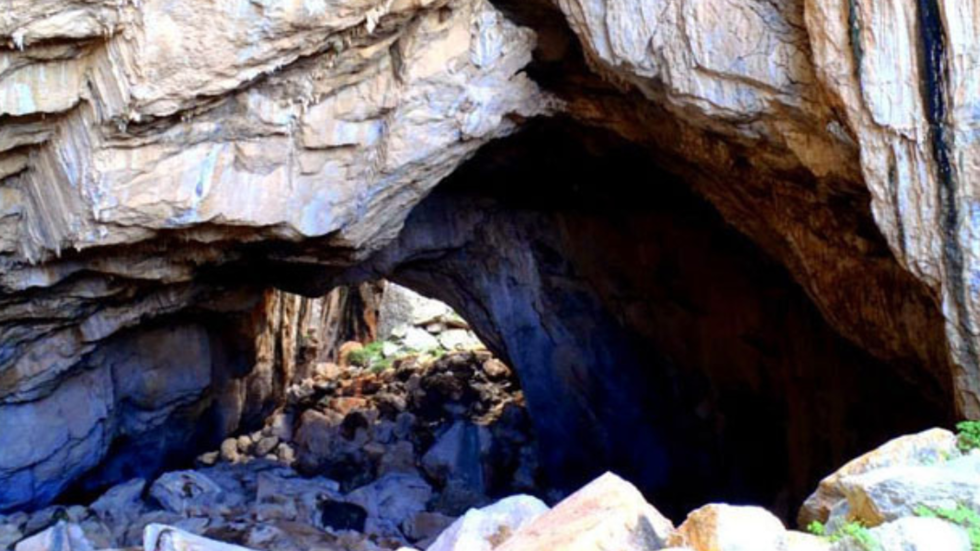 Entre falaises et grottes