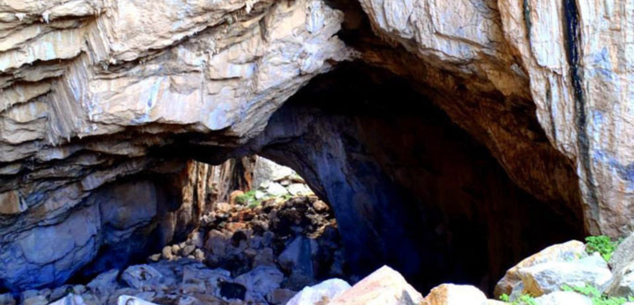 Entre falaises et grottes