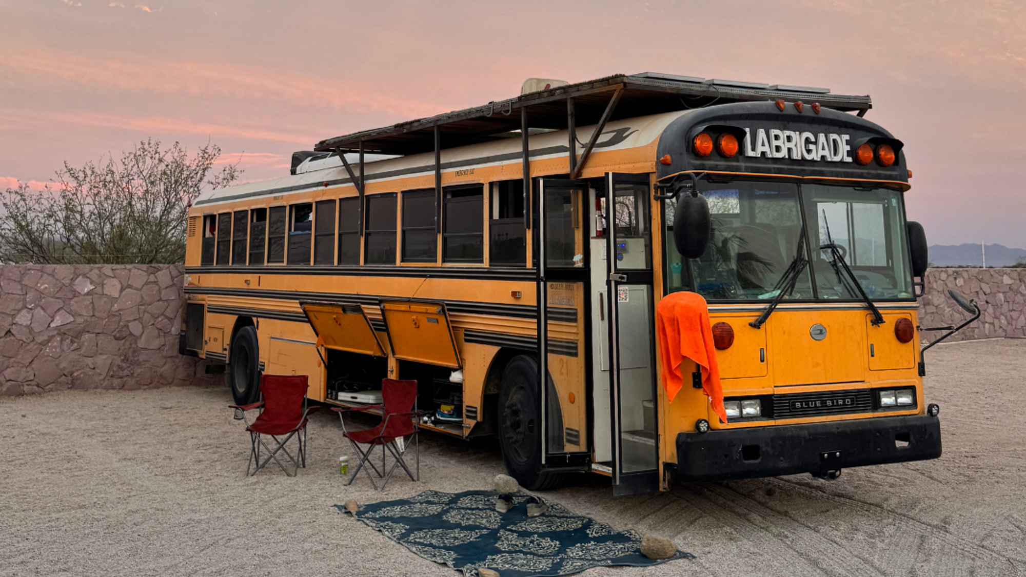Ton school bus aménagé jaune, bleu ou blanc selon les départs - jours 1 à 12