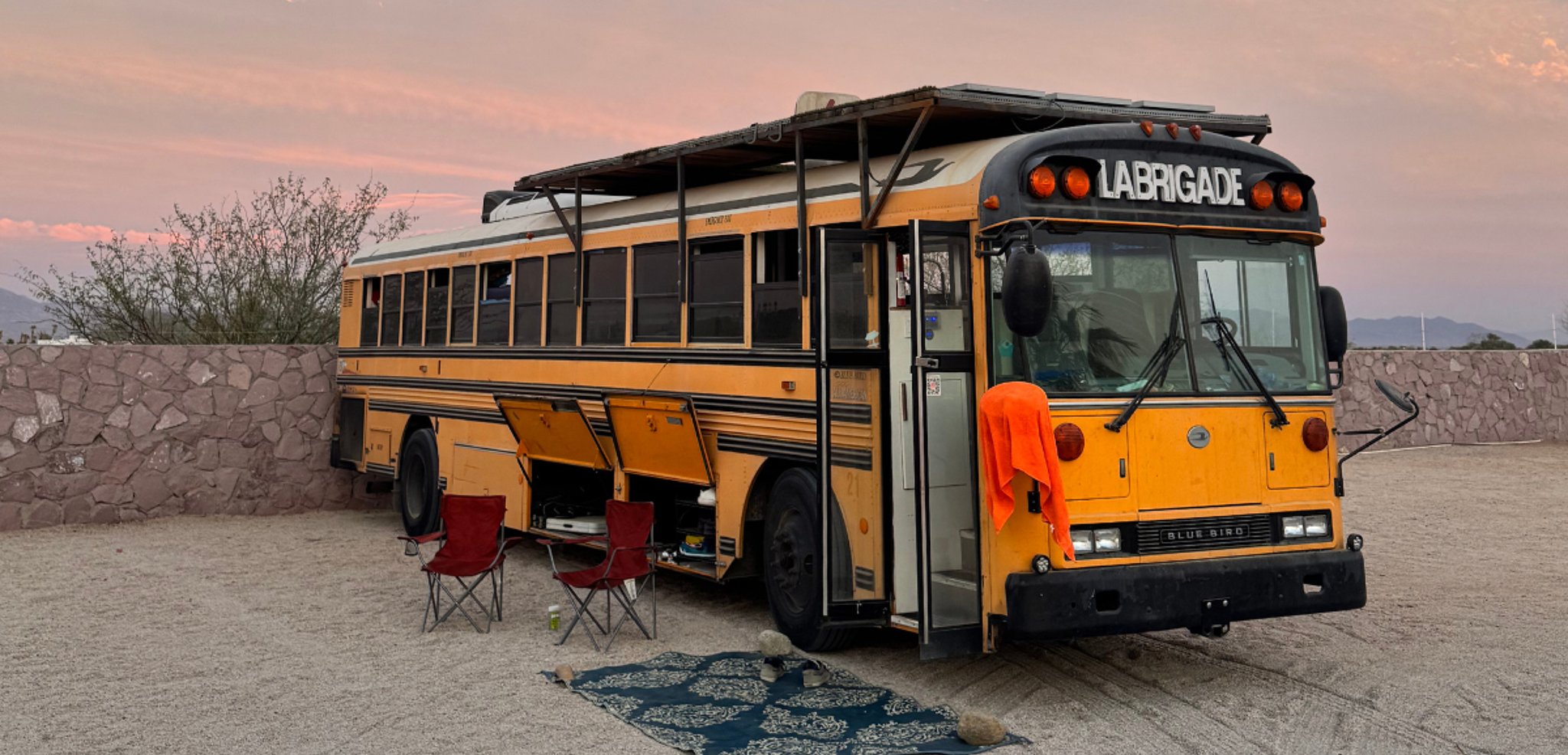 Ton school bus aménagé jaune, bleu ou blanc selon les départs - jours 1 à 12