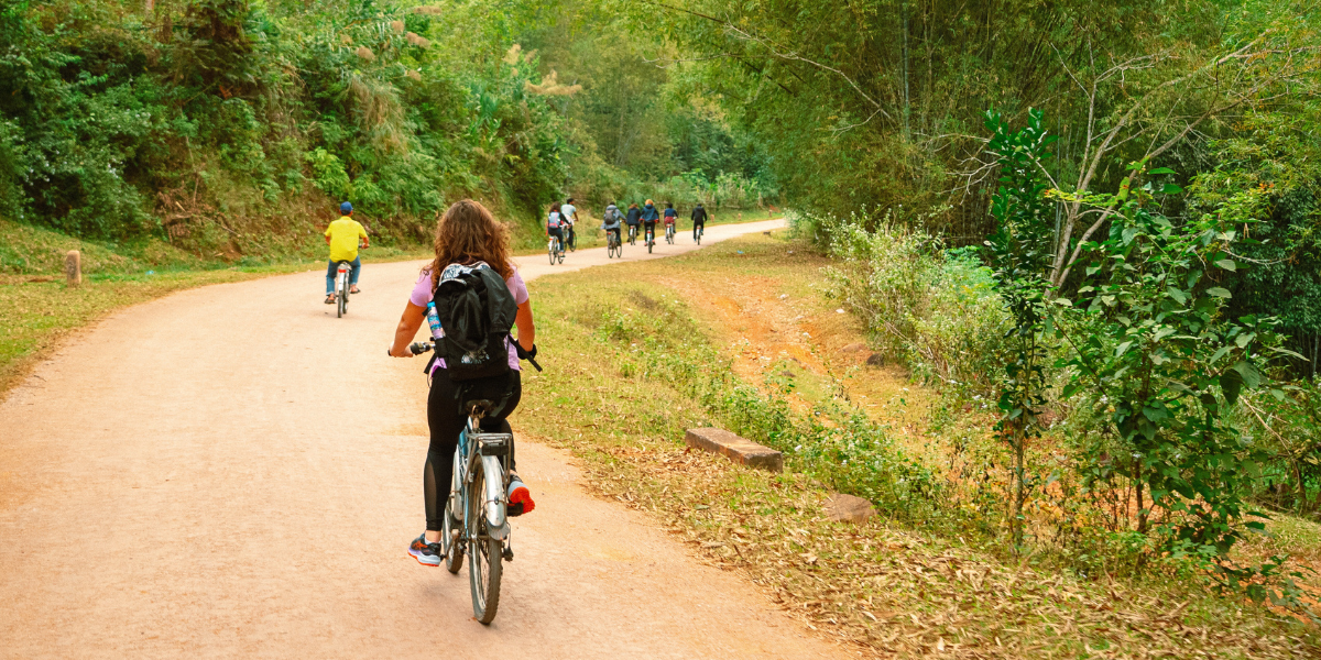 A bicyclette sur les routes de campagne 