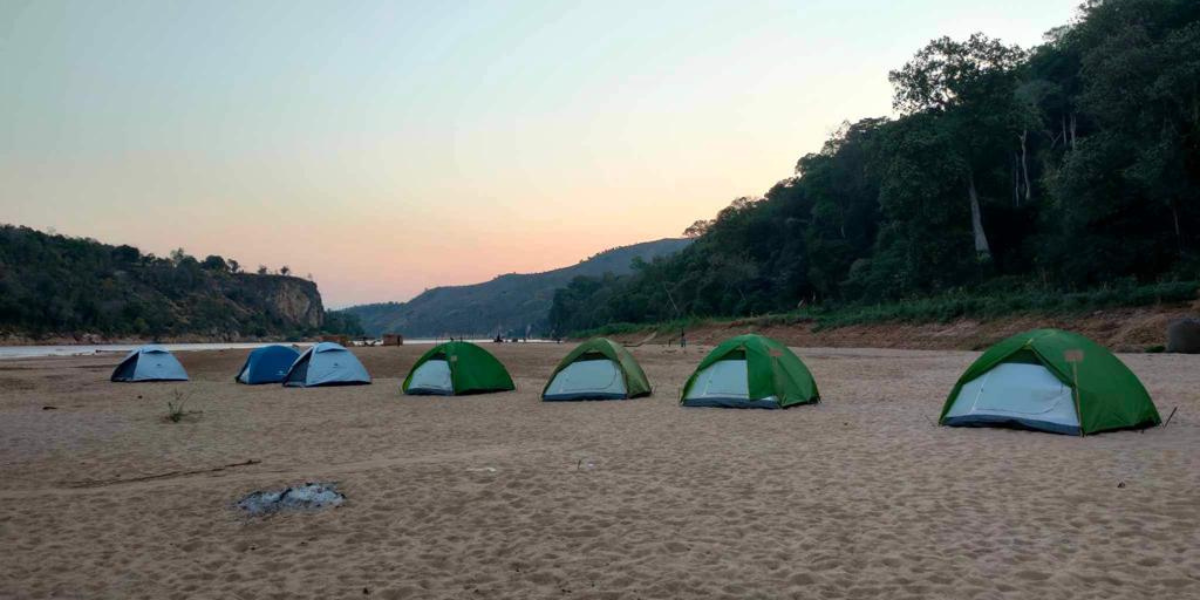 Bivouac, Rivière Tsiribihina, Madagascar 