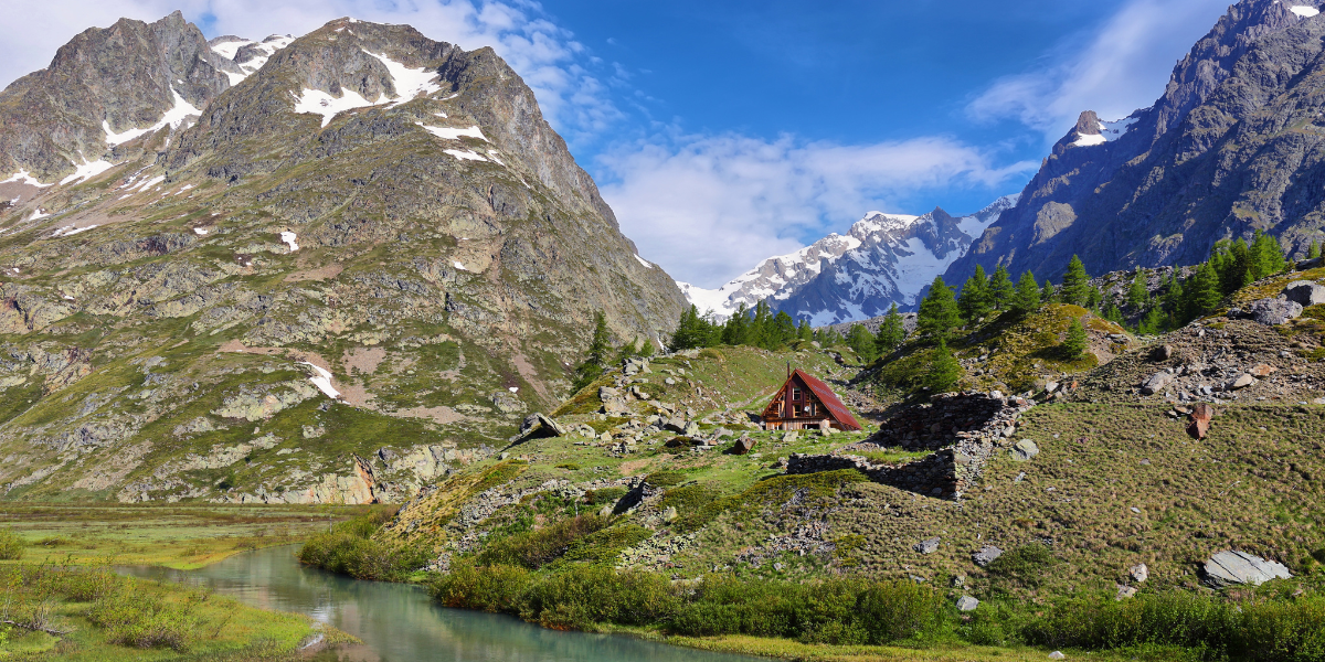 Val Veny, d'où l'on aperçoit le côté italien du Mont Blanc