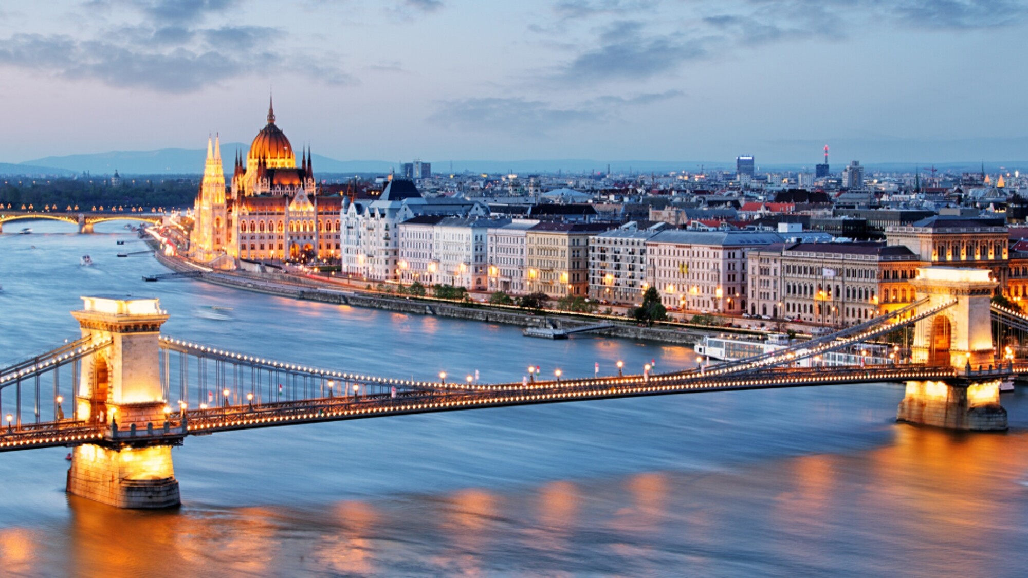 Les lumières de la ville à la nuit tombée