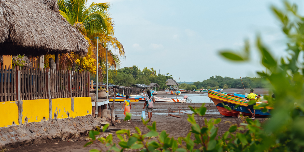 Cap sur la côte Pacifique : village sur la route de Juan Venado