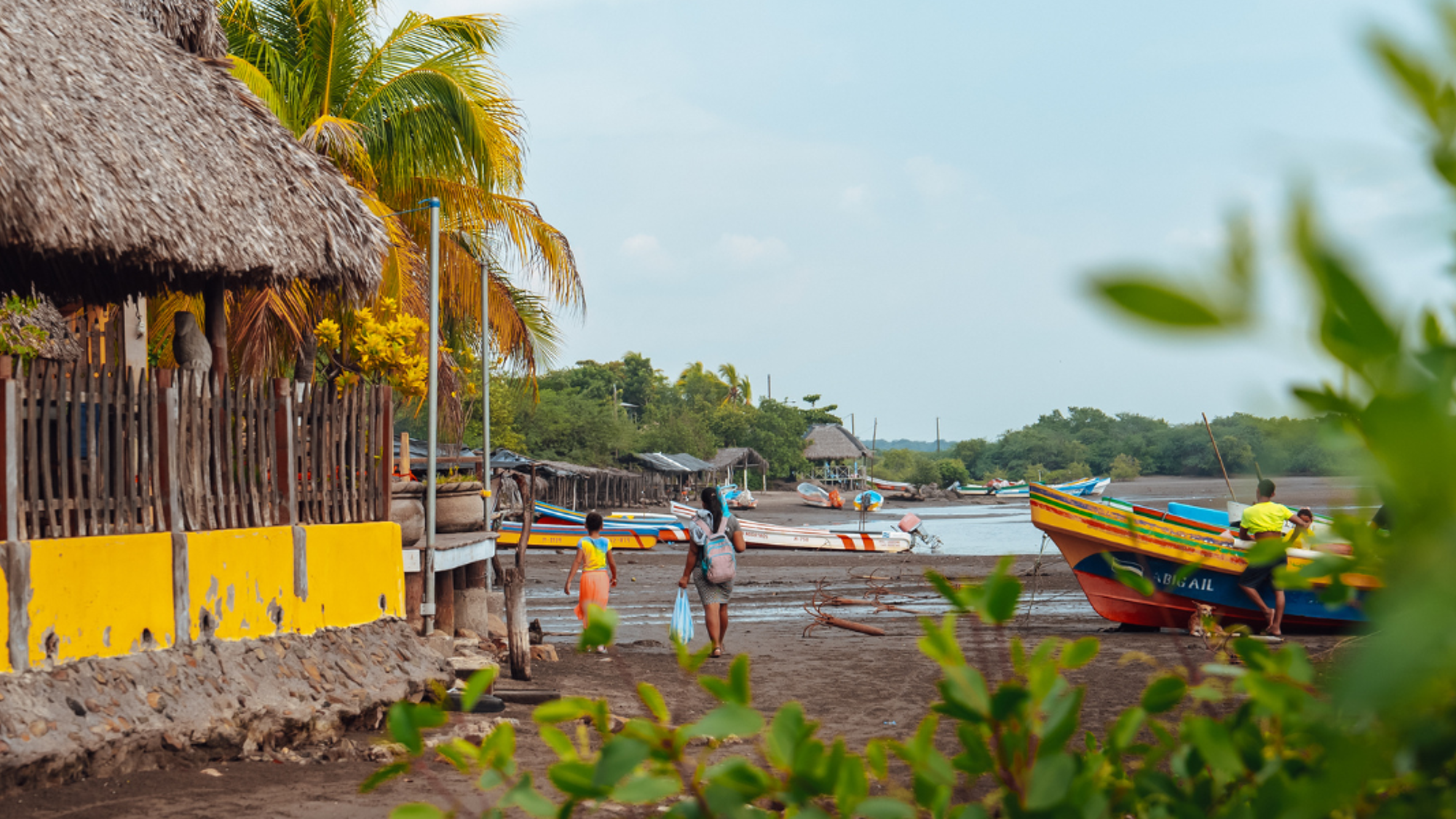 Cap sur la côte Pacifique : village sur la route de Juan Venado