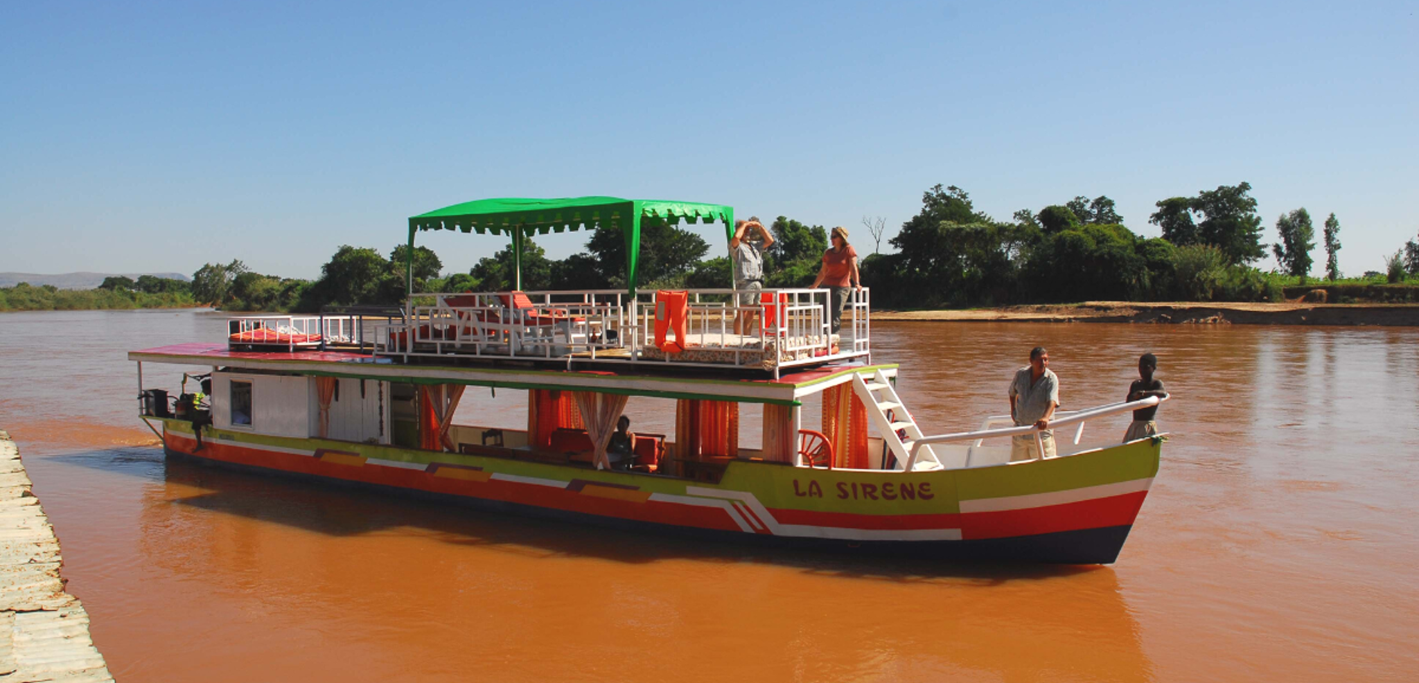 Embarquez à bord d'un chaland pour une croisière sur la rivière Tsiribihina