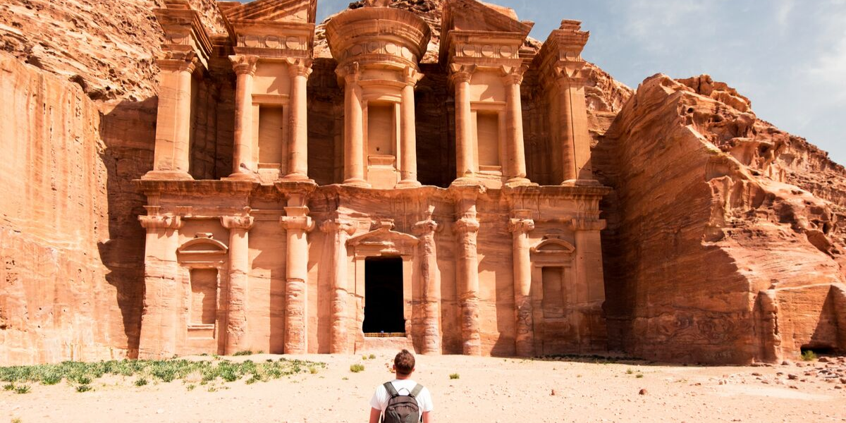 Le monastère de Petra, perché sur les hauteurs