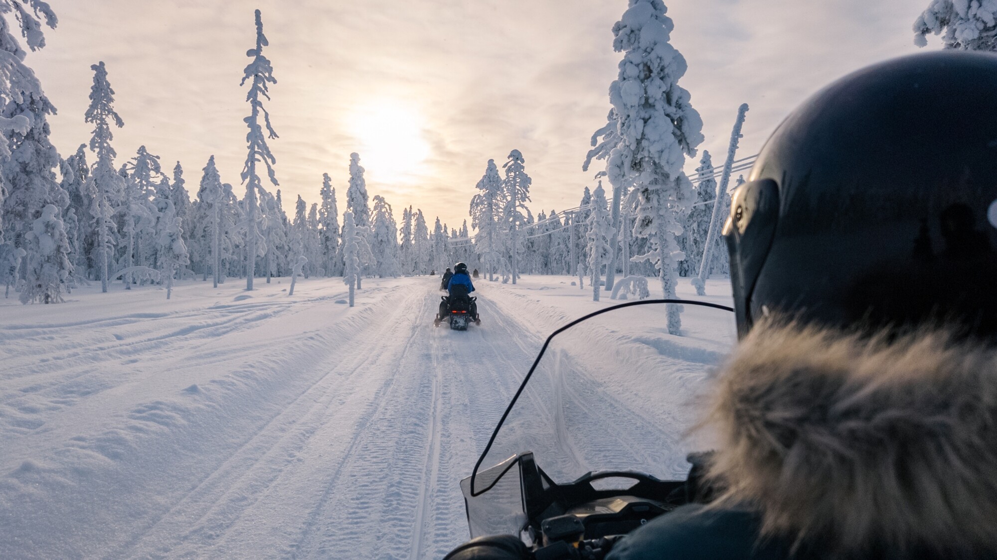 Motoneige en Laponie finlandaise, Finlande ©Fokkebok / Getty Images