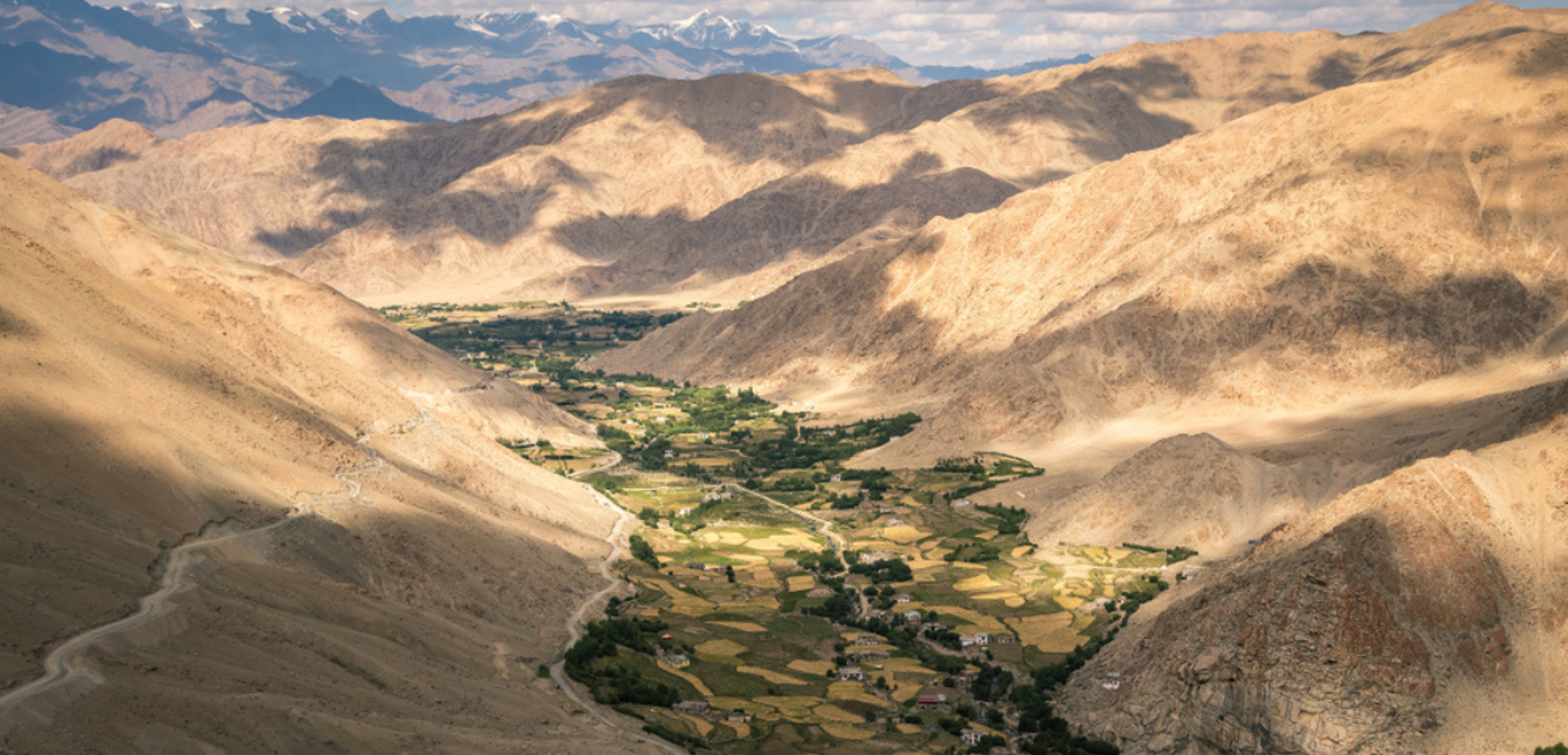 Le village de Sakti entre champs et montagnes