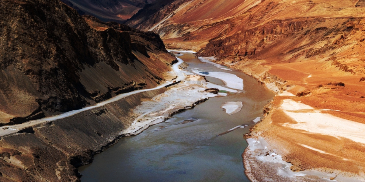Dans un canyon étroit 