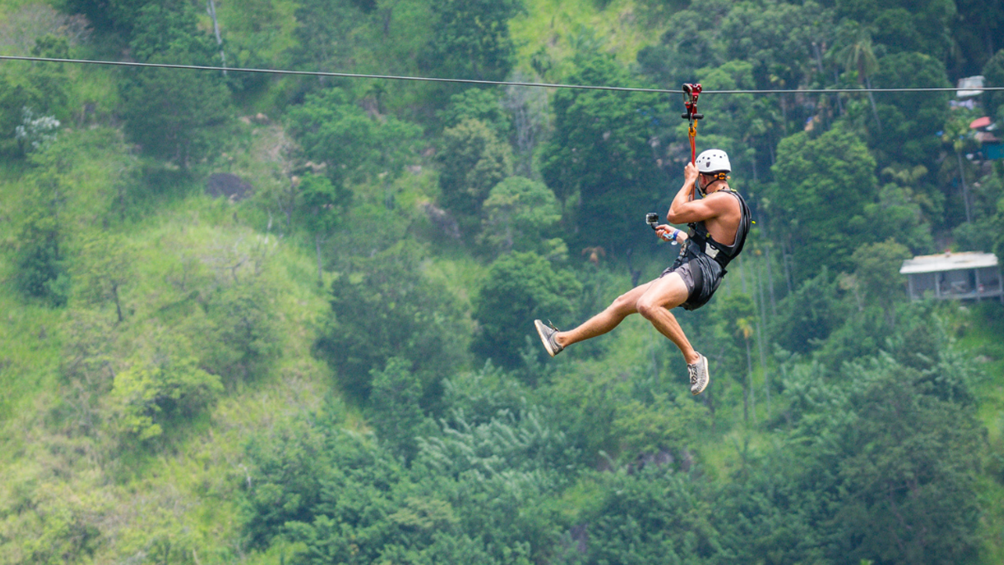 Une petite dose de sensations en tyrolienne !