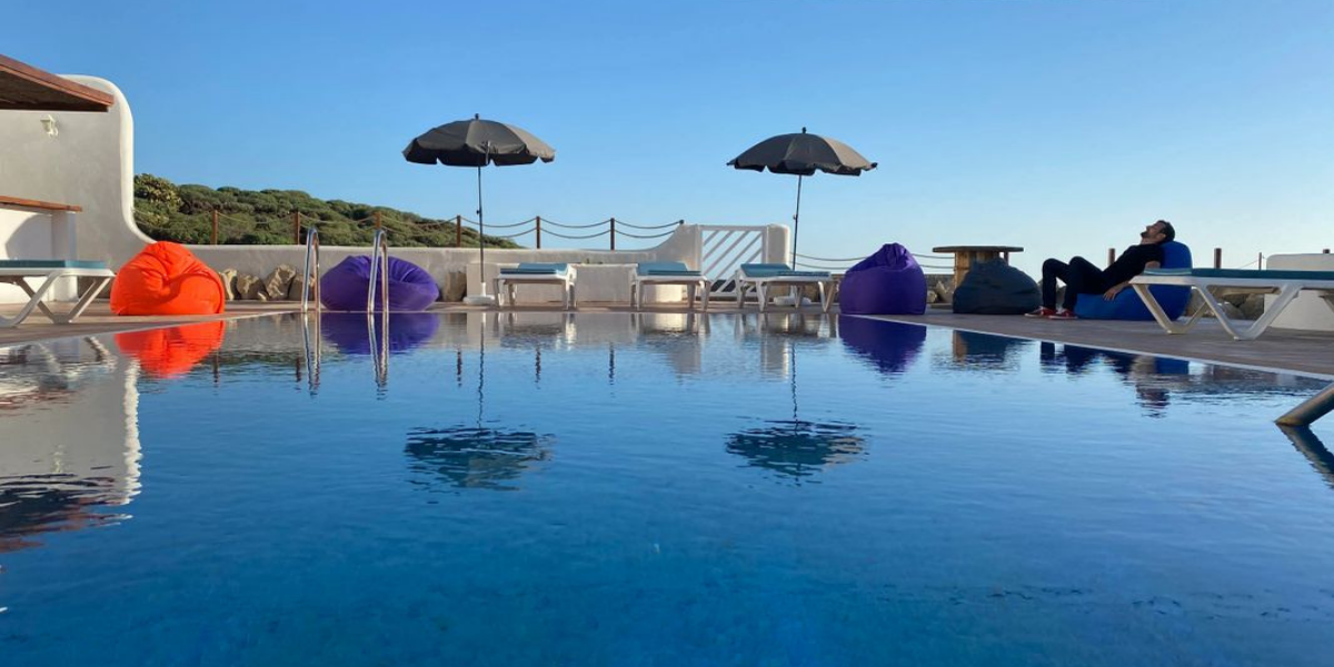 Et chillez au bord de la piscine de votre Basecamp !