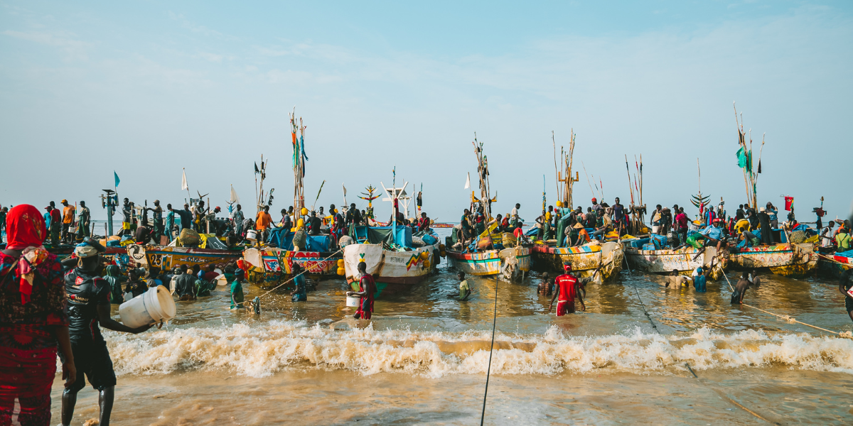 Port de N'Gour et ses nombreuses pirogues de pêcheurs colorées
