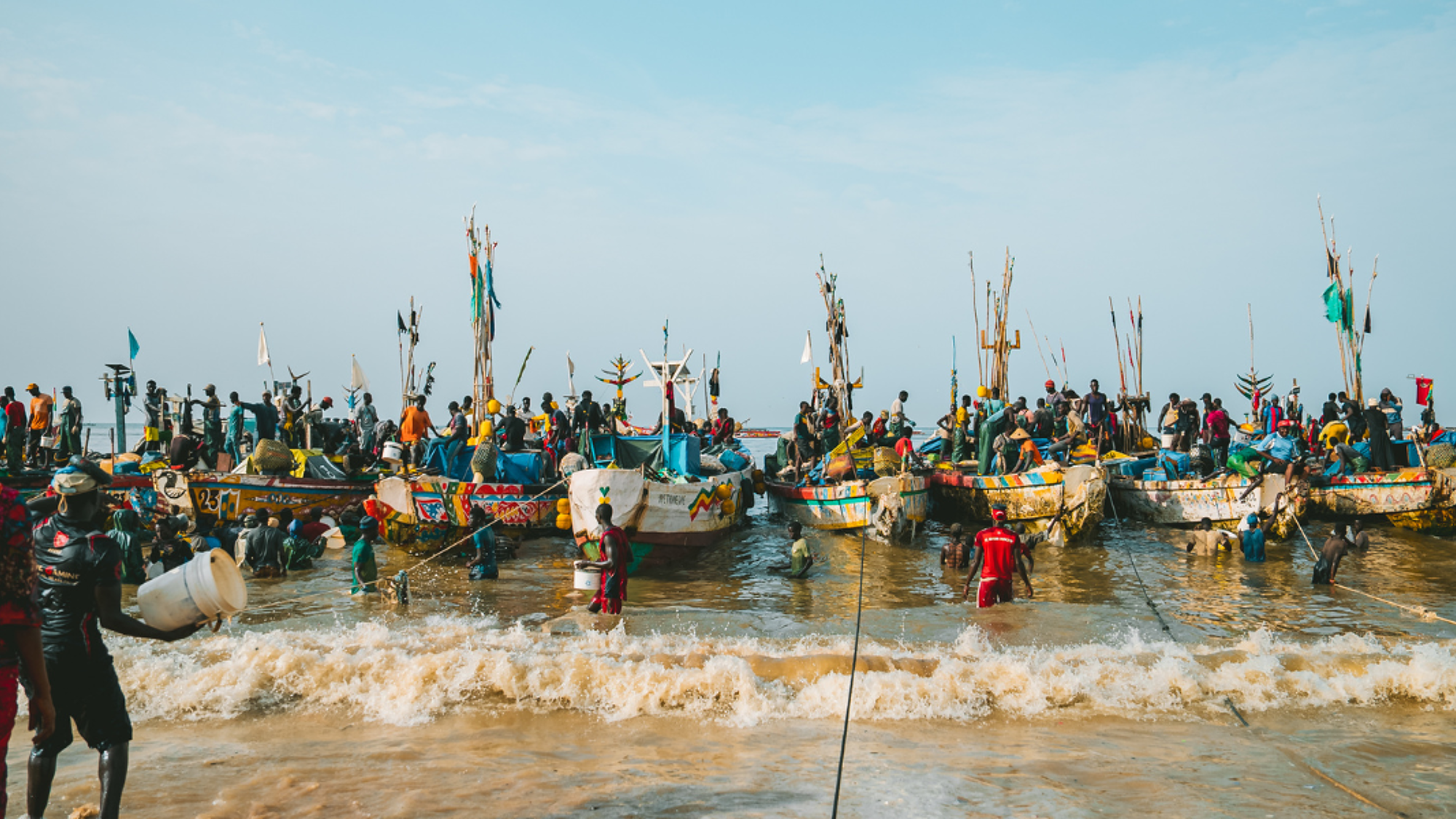 Port de N'Gour et ses nombreuses pirogues de pêcheurs colorées