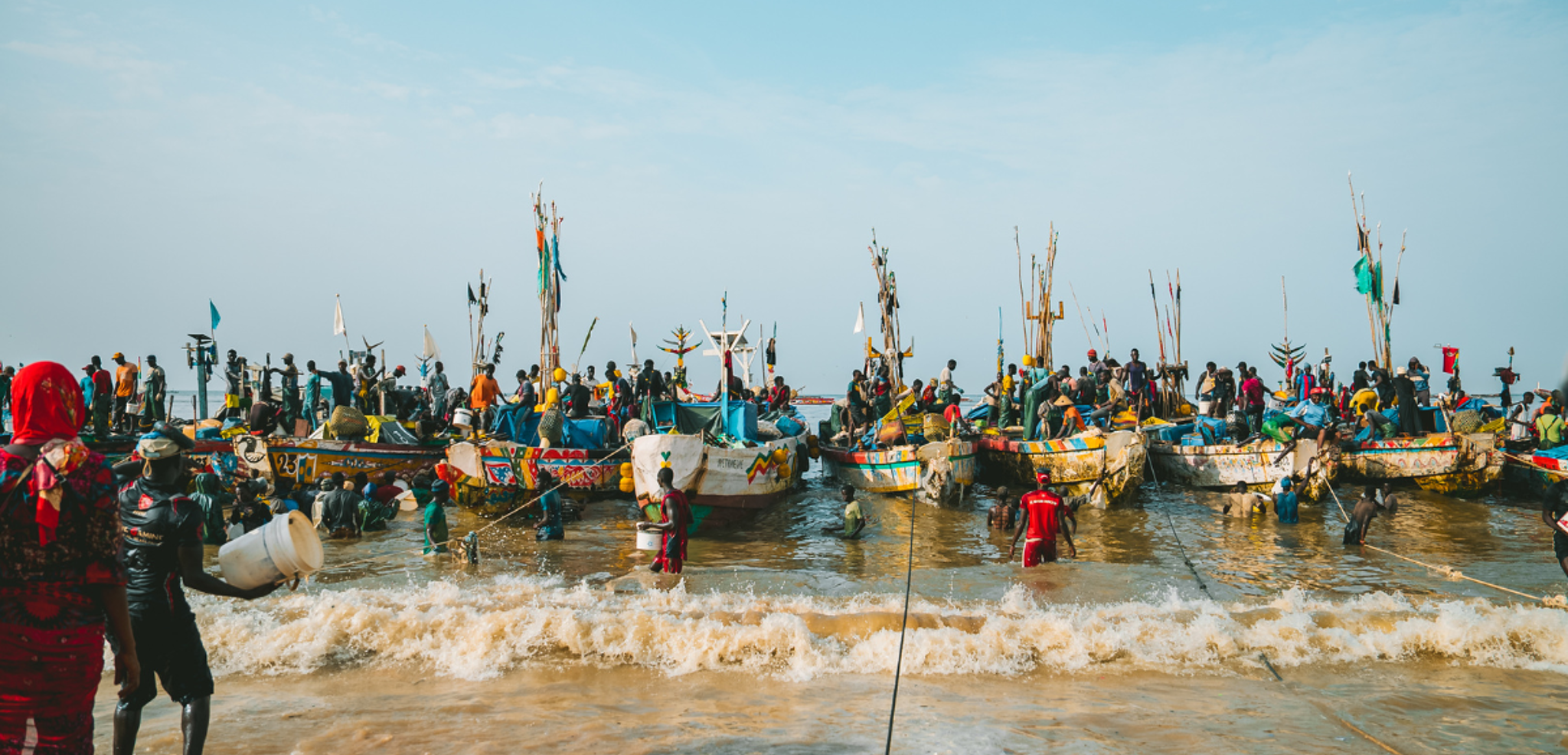 Port de N'Gour et ses nombreuses pirogues de pêcheurs colorées