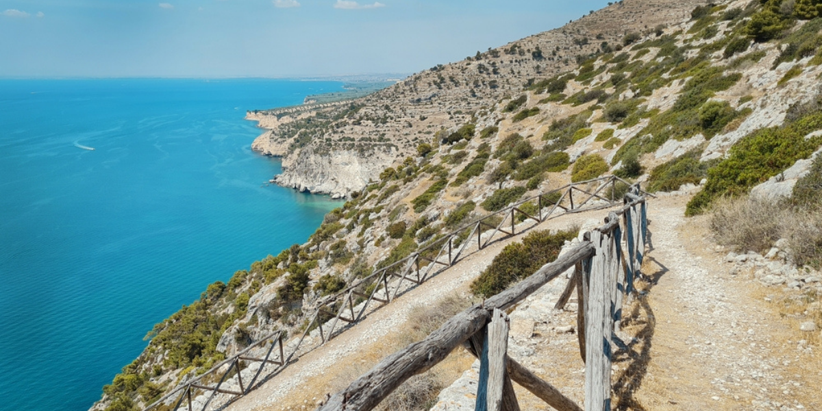 Sentier sur le promontoire du Gargano
