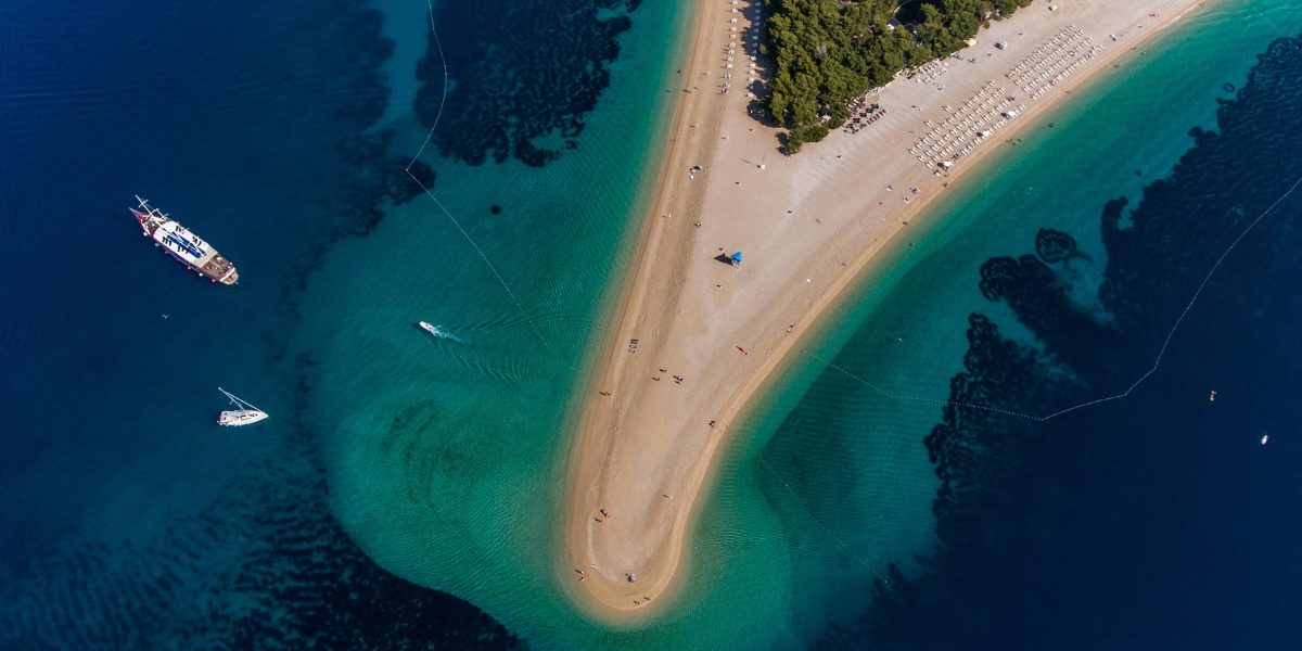 Pendant votre temps libre, chillez sur la célèbre plage de Bol, au sud de l'île