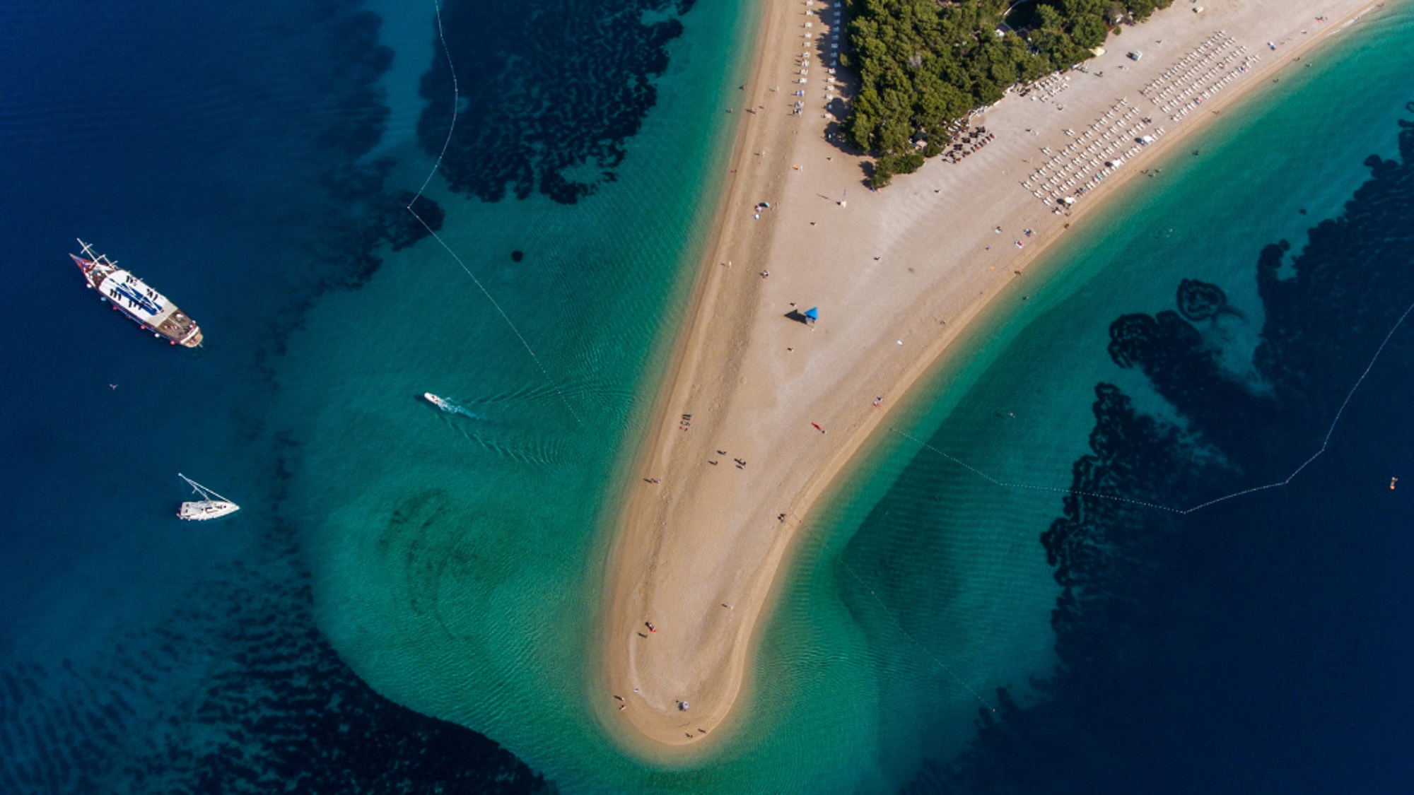 Pendant votre temps libre, chillez sur la célèbre plage de Bol, au sud de l'île