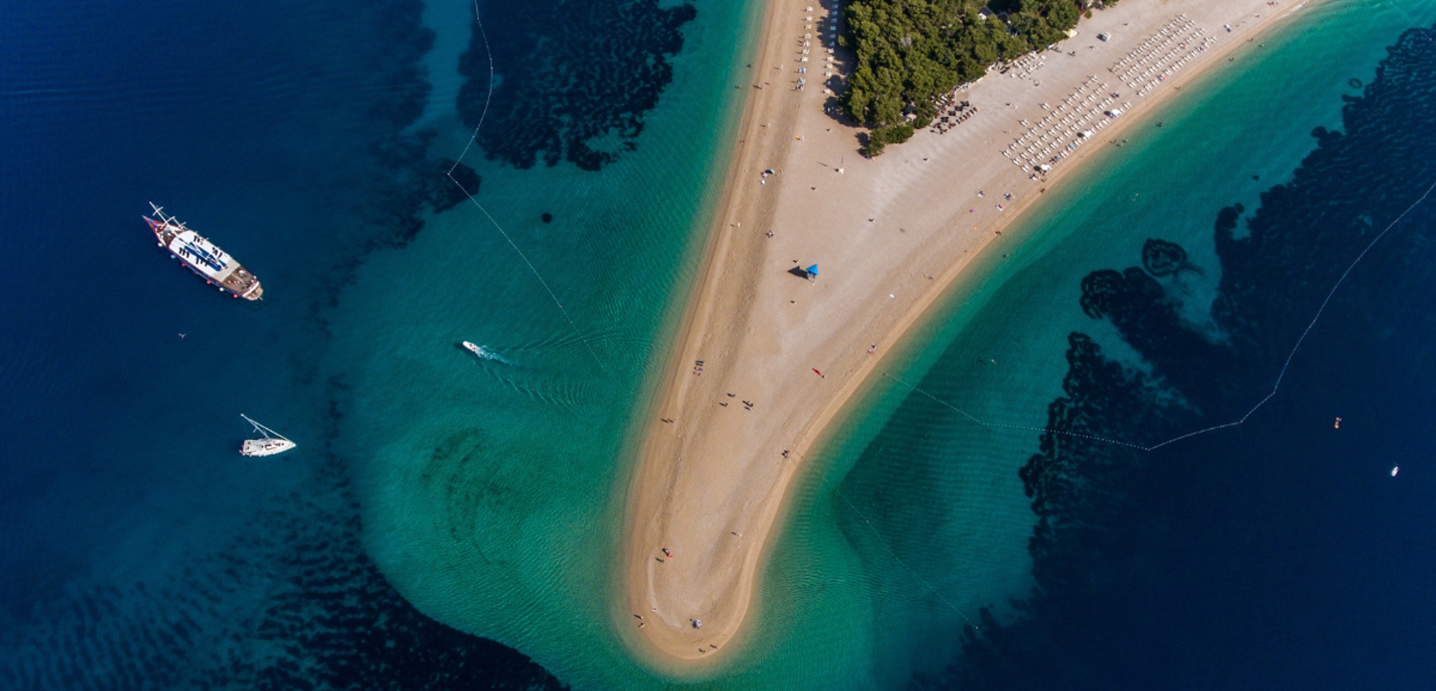 Pendant votre temps libre, chillez sur la célèbre plage de Bol, au sud de l'île