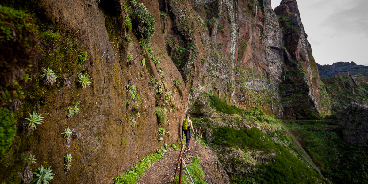 Randonnez le long des falaises à pic