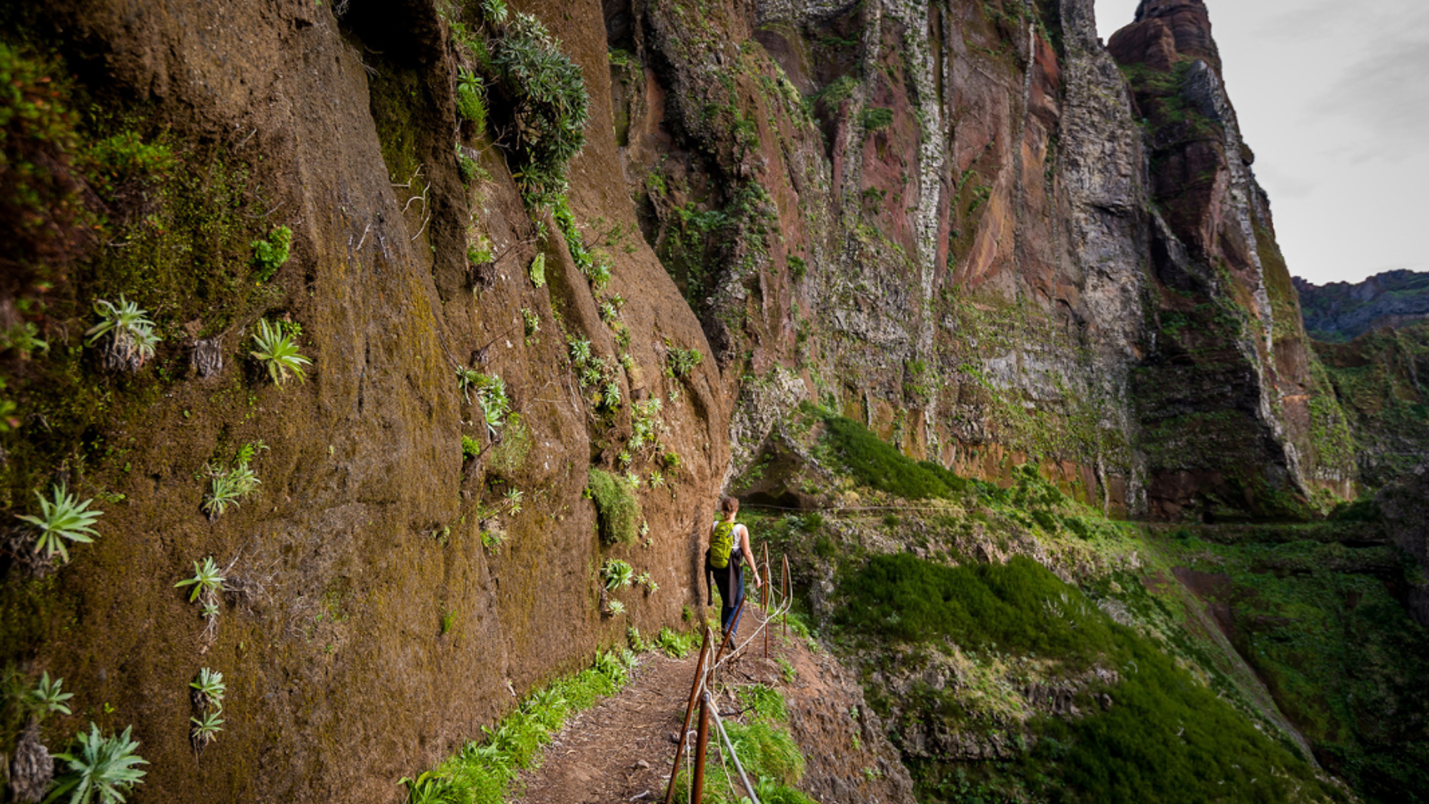 Randonnez le long des falaises à pic