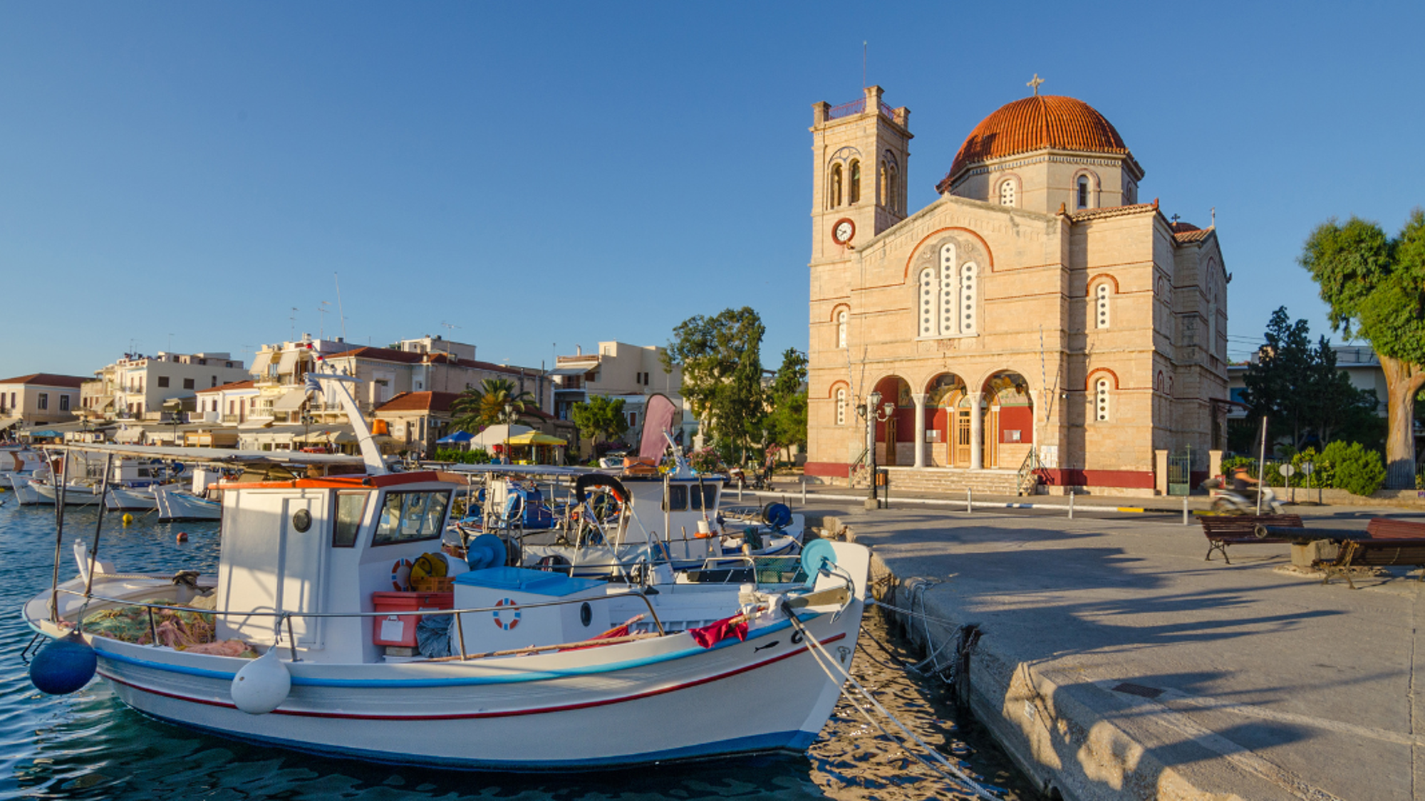 Le petit port typique d'Égine - jour 2