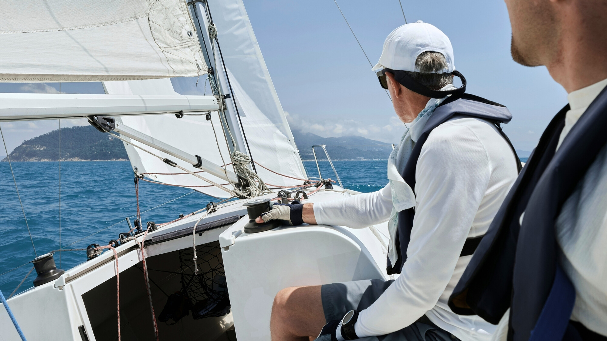 Sur ton voilier, entre Corse et Sardaigne ©Andrej Lisakov / Unsplash