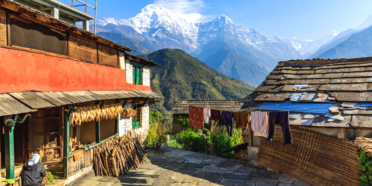 Et rejoignez Ghandruk, un village typique au pied des montagnes