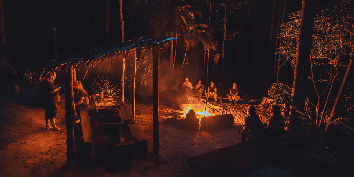 Avant de finir la journée autour du feu de camp et passer la nuit en pleine forêt