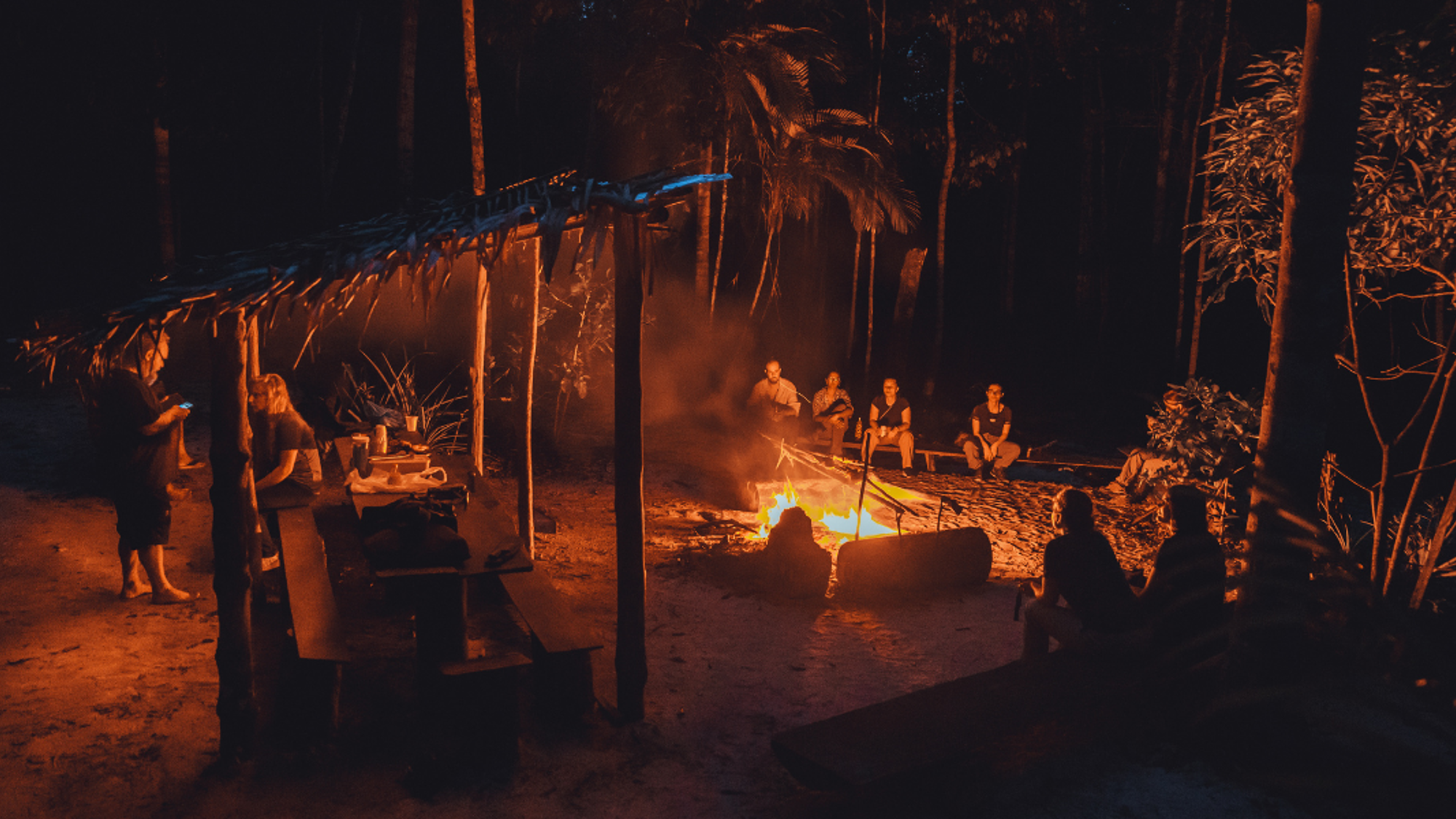 Avant de finir la journée autour du feu de camp et passer la nuit en pleine forêt