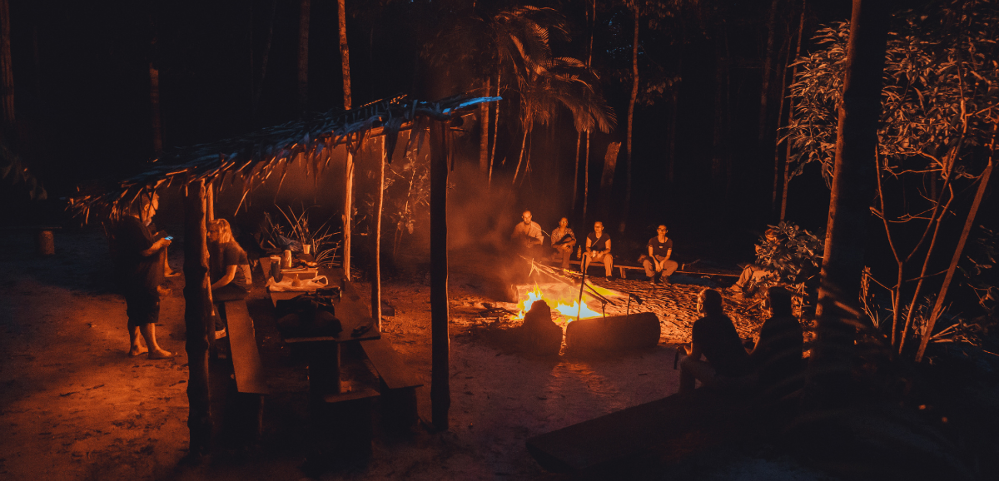Avant de finir la journée autour du feu de camp et passer la nuit en pleine forêt