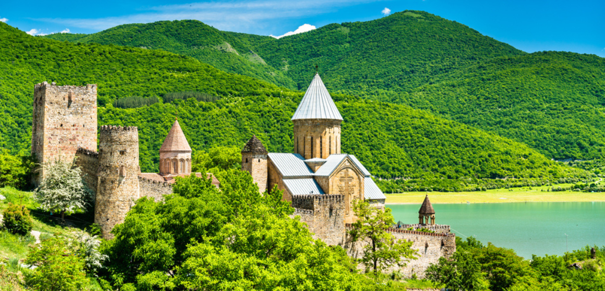 Eglise d'Ananouri, dominant le barrage de Zhinvali