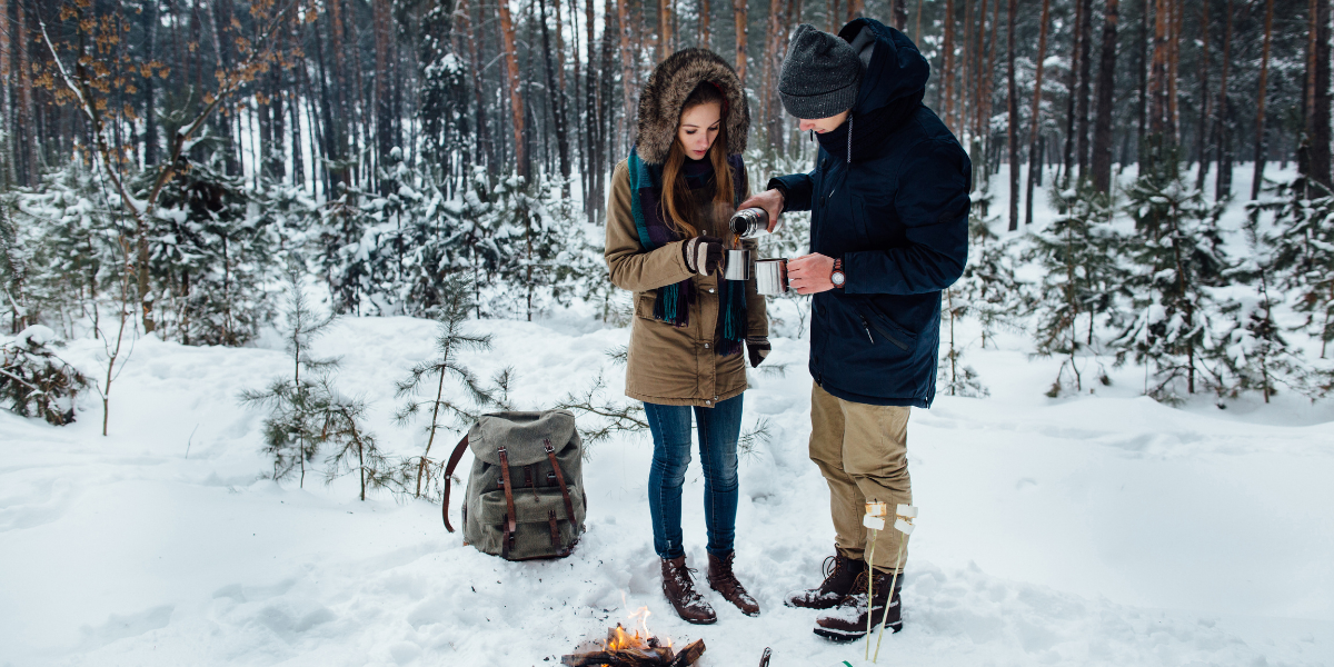 Réchauffez-vous autour d'un feu de camp