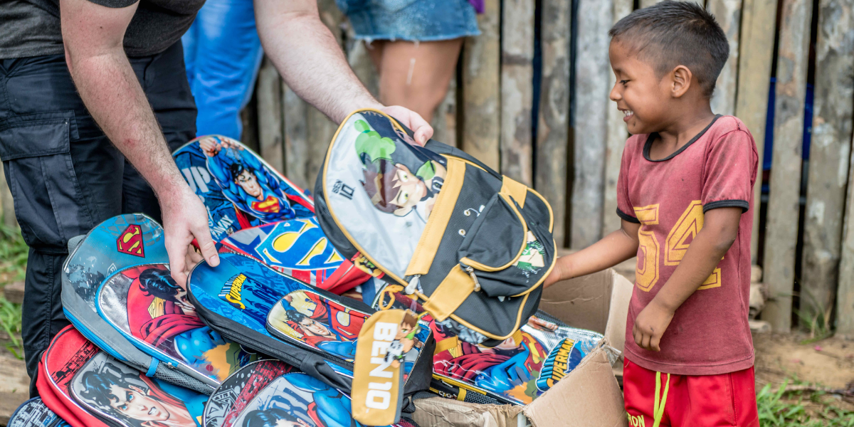 Si vous le désirez, vous pourrez apporter des cadeaux pour les enfants que vous croiserez 