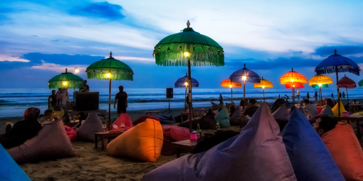 De retour à Bali, profitez d'un dernier cocktail sur la plage 