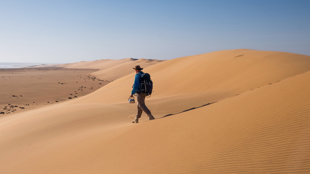 Randonnée désert, Maroc ©Shutterstock