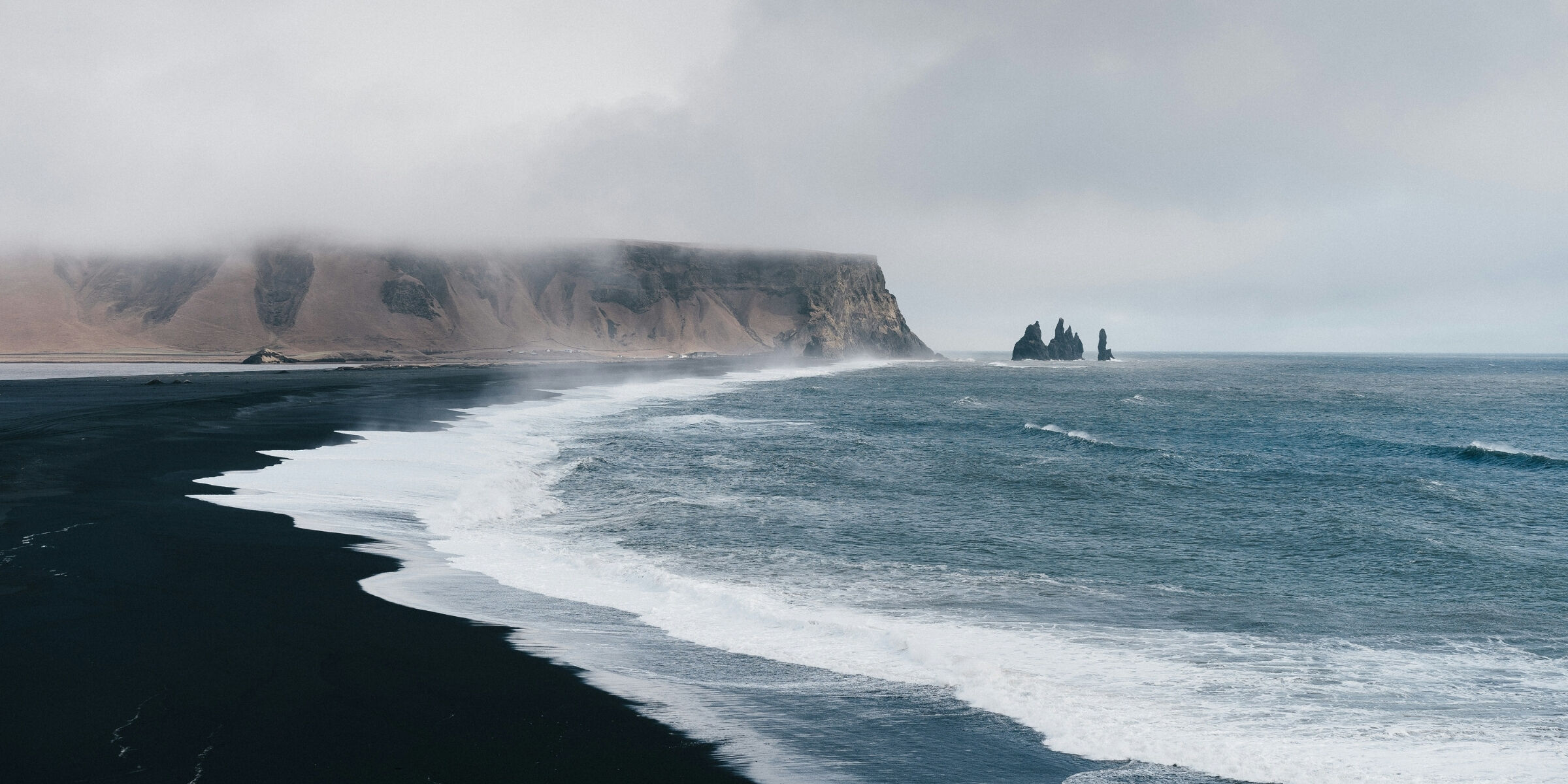 Plage de Reynisfjara, Islande ©Adam Jang / Unsplash