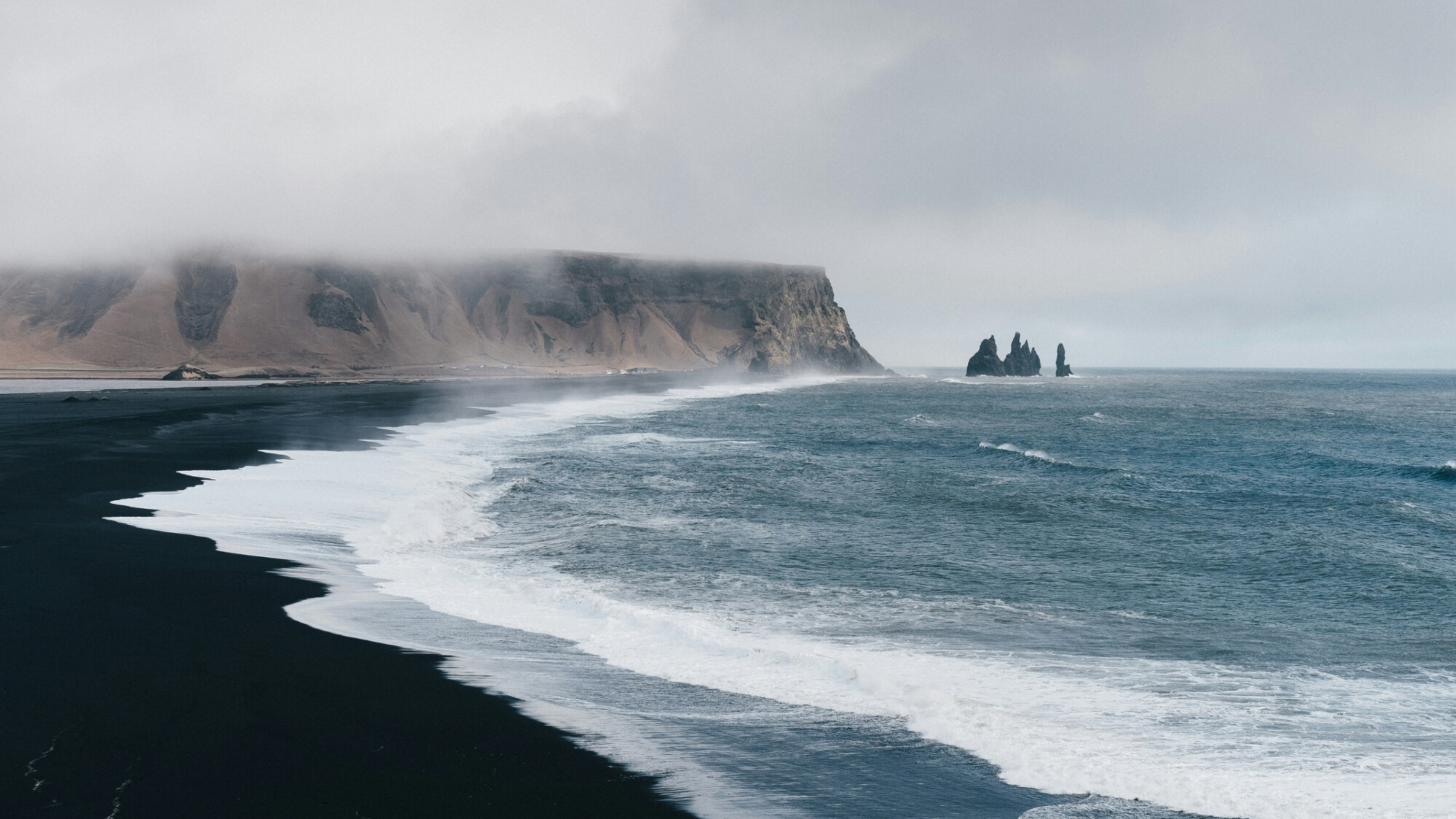 Plage de Reynisfjara, Islande ©Adam Jang / Unsplash