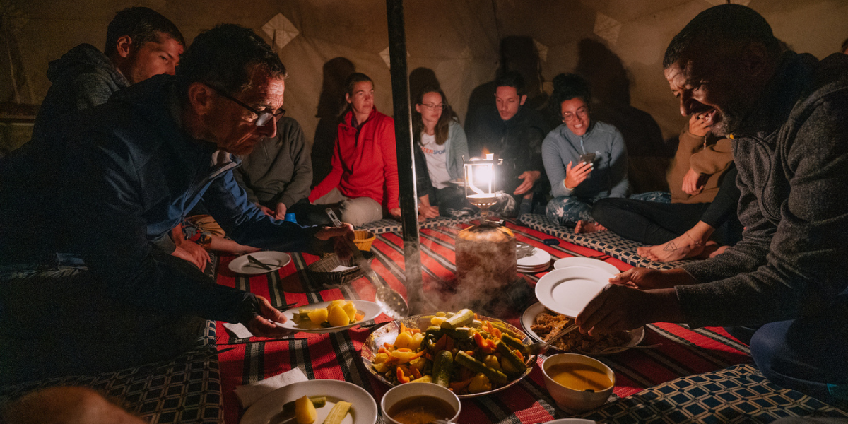Et partagez des repas traditionnels tous ensemble ! 