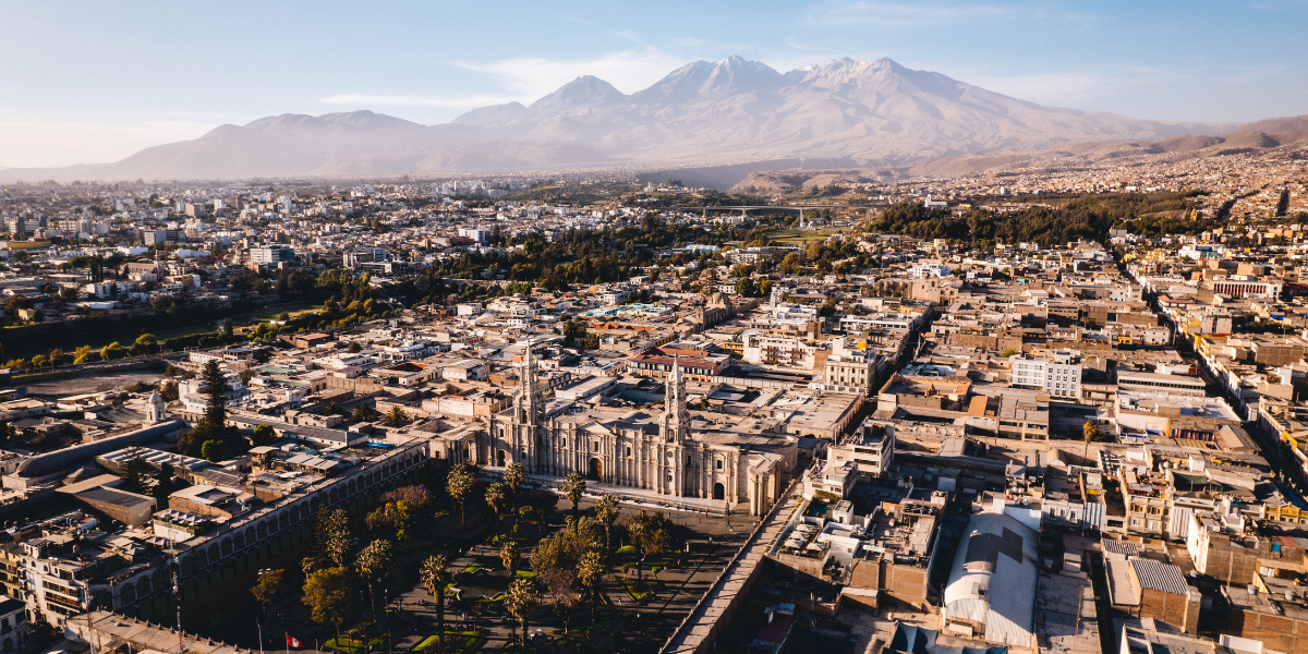 Les Volcans qui entourent Arequipa 