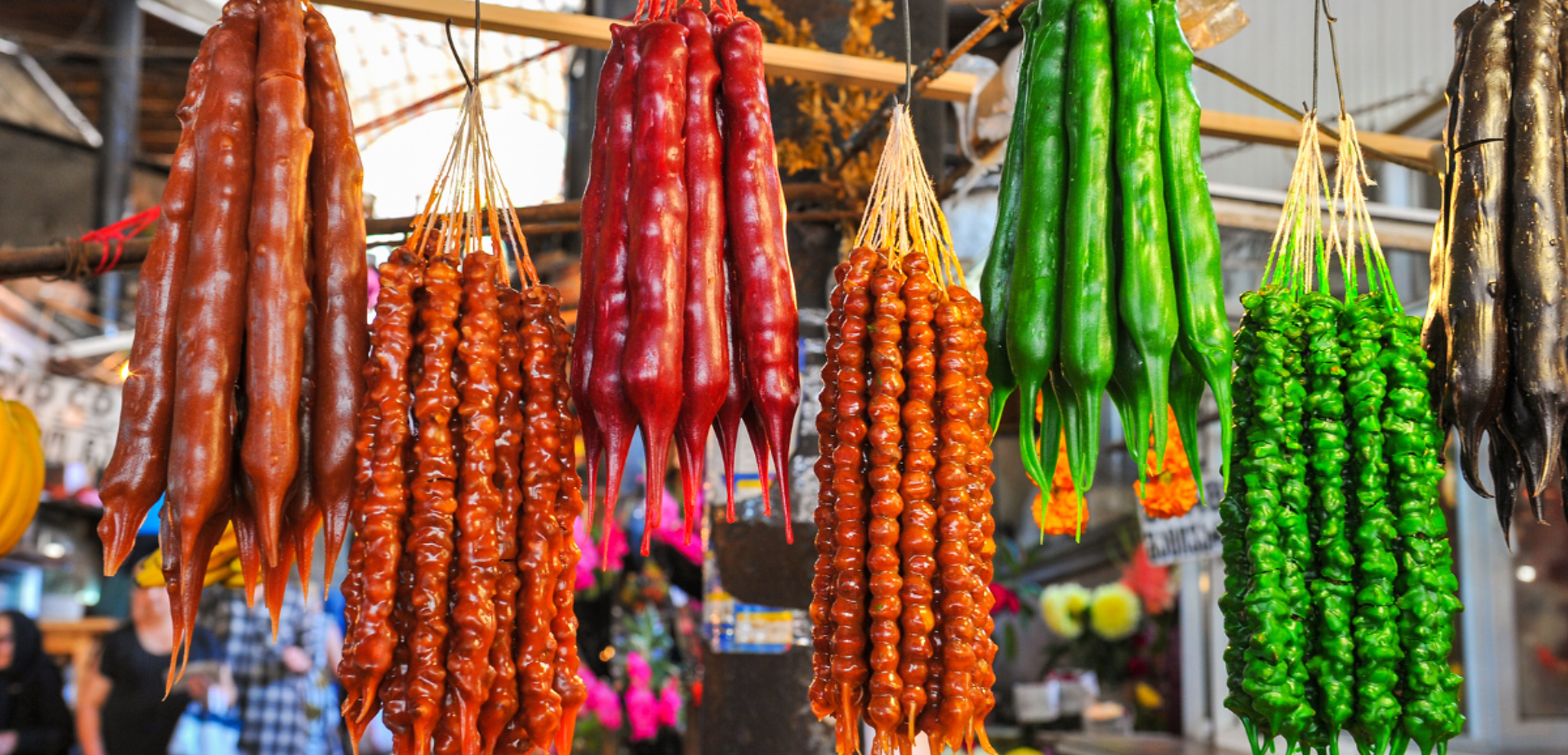 L'occasion de goûter aux Churchkhelas, spécialités de brochettes de fruits séchés enrobés de sirop