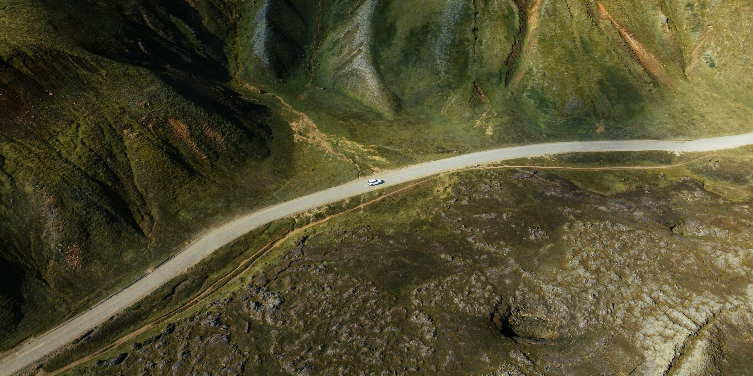 Sur la route, Islande ©Spenser Sembrat / Unsplash