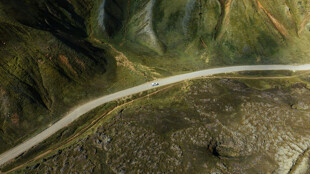 Sur la route, Islande ©Spenser Sembrat / Unsplash