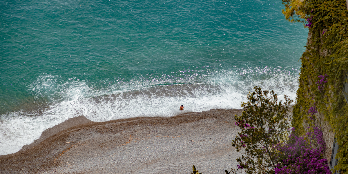 ...et des criques aux eaux cristallines ! 