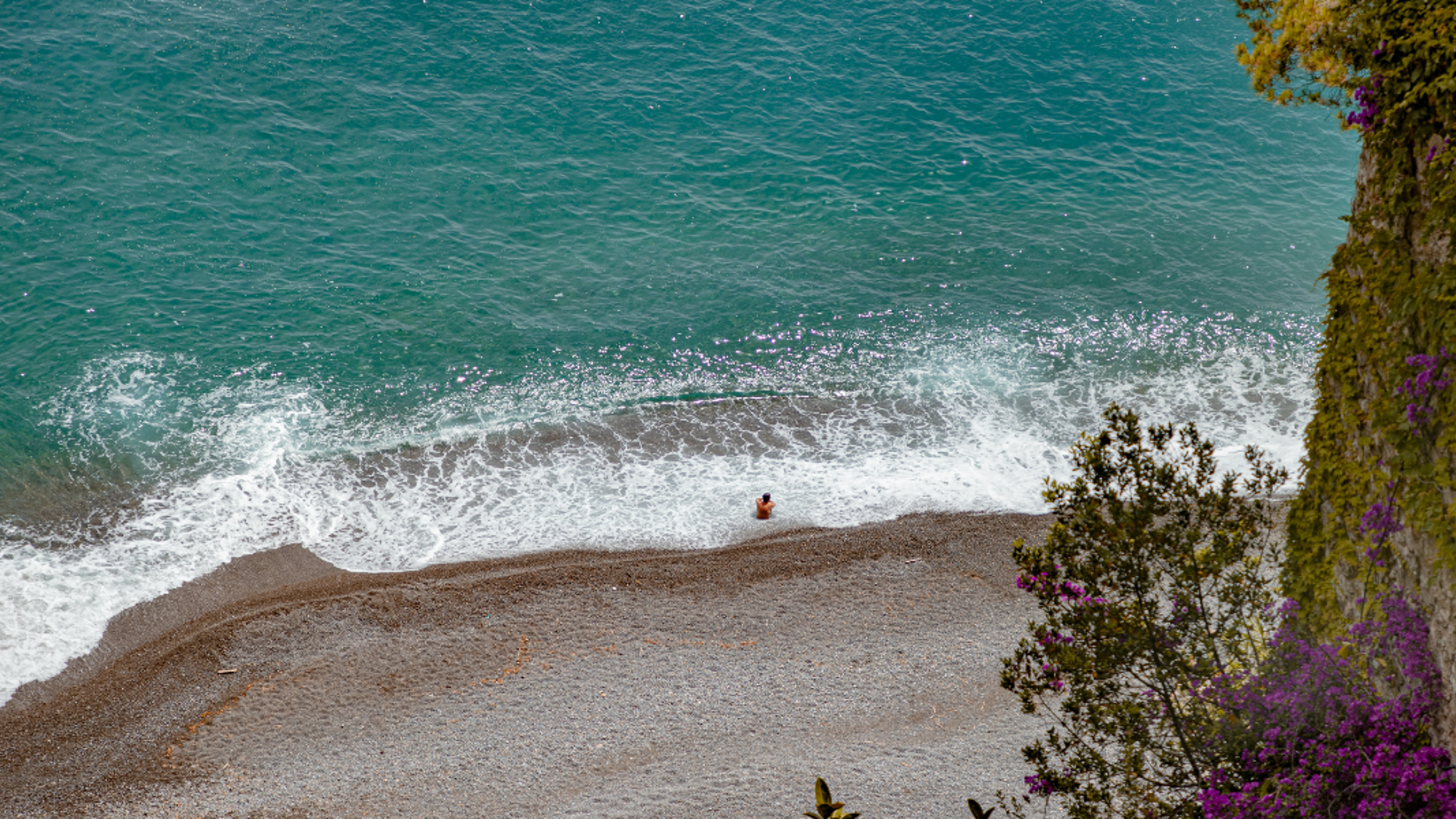 ...et des criques aux eaux cristallines !