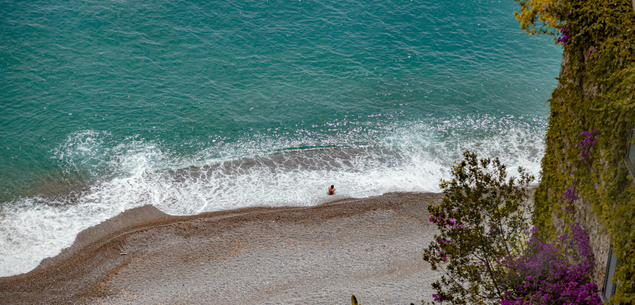 ...et des criques aux eaux cristallines !